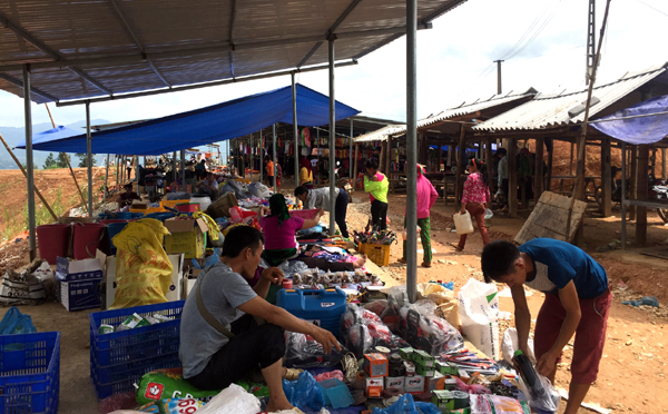 Chợ Bát Đại Sơn (Quản Bạ) mới thành lập, thu hút khá nhiều hộ kinh doanh.