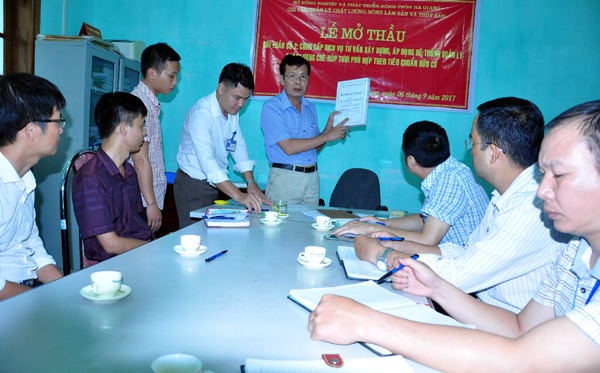 Đại diện bên mời thầu và nhà thầu kiểm tra hồ sơ dự thầu.