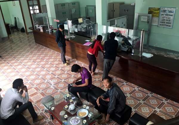 Người dân Mèo Vạc làm thủ tục vay vốn tại Phòng Giao dịch Ngân hàng CSXH huyện.