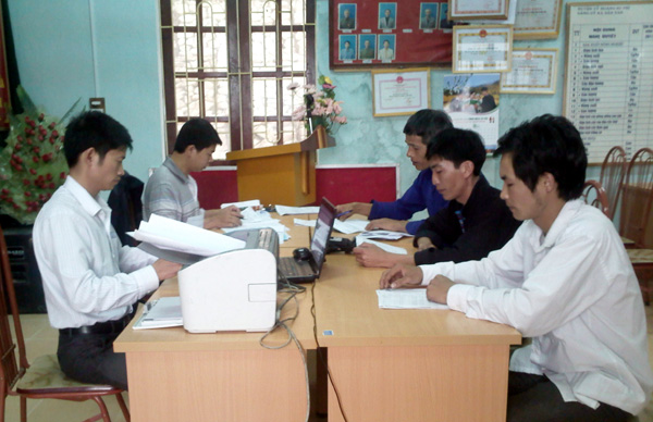 Một buổi giải ngân của cán bộ Phòng Giao dịch Ngân hàng CSXH huyện Hoàng Su Phì tại điểm giao dịch xã Đản Ván.				