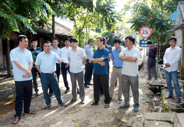 1-	Phó Chủ tịch Thường trực UBND tỉnh kiểm tra thực tế vướng mắc trong thực hiện Công trình hồ điều tiết thủy lợi và hệ thống cấp nước sinh hoạt cho 3 xã Cán Tỷ, Đông Hà và Lùng Tám.