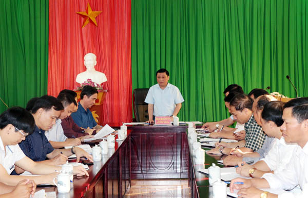 Đồng chí Nguyễn Minh Tiến kết luận buổi làm việc với Sở Nông nghiệp và PTNT, huyện Quản Ban sau khi kiểm tra thực tế ở cơ sở