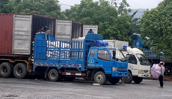 Thủ tục trong lĩnh vực Hải quan được giải quyết nhanh gọn nên doanh nghiệp đến làm thủ tục XNK hàng hóa tăng 195% so với cùng kỳ năm trước.   