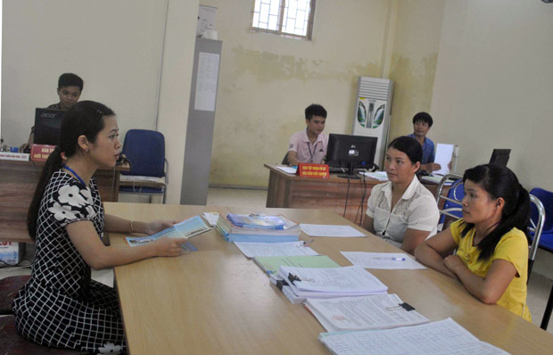 Người lao động đến Trung tâm dịch vụ việc làm tỉnh để nghe tư vấn, làm thủ tục hưởng trợ cấp thất nghiệp. 