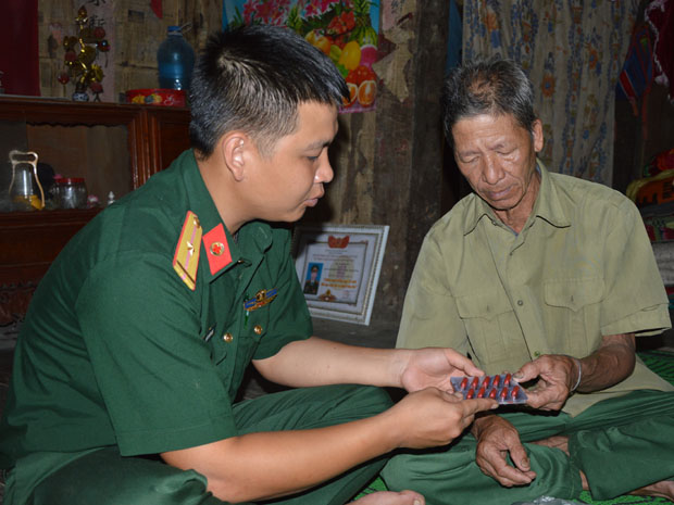 Thầy thuốc Quân y Bộ CHQS tỉnh thăm, khám và cấp phát thuốc miễn phí cho nhân dân.