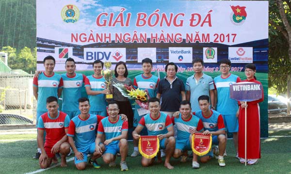 Lãnh đạo Ngân hàng Nhà nước chi nhánh Hà Giang trao cúp vô địch cho đội bóng Ngân hàng Công thương. 