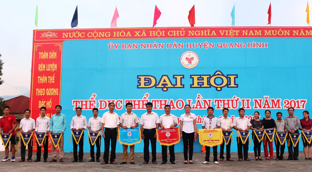 BTC trao các giải Nhất, Nhì, Ba toàn đoàn cho các đoàn VĐV thi đấu.