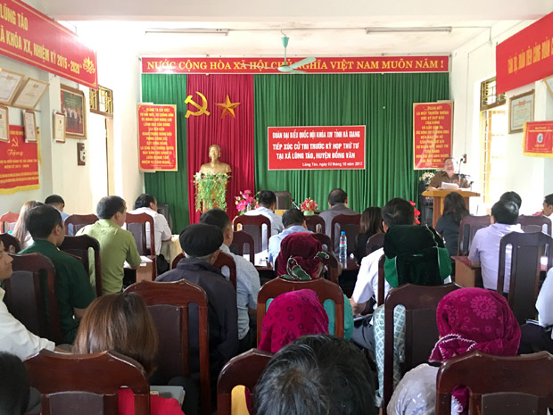Toàn cảnh buổi tiếp xúc cử tri tại xã Lũng Táo (Đồng Văn)