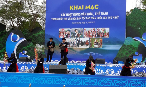 Phần hòa tấu nhạc cụ đón khách của Đoàn Hà Giang tại Ngày hội.