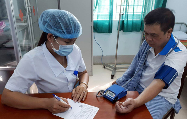 Đặt Holter huyết áp cho người bệnh.