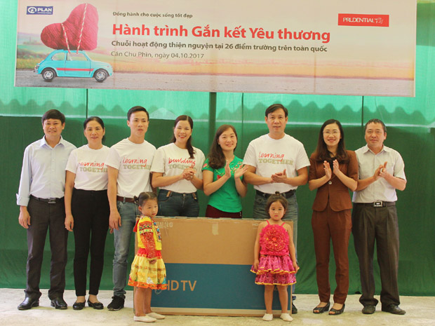 Lãnh đạo Prudential Việt Nam, Văn phòng Plan Hà Giang trao tặng bộ ti vi cho giáo viên điểm trường mầm non thôn Cán Chu Phìn, xã Cán Chu Phìn