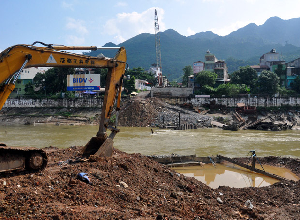 Mực nước sông Lô lên cao nên chưa thể thi công các hạng mục dưới lòng sông.