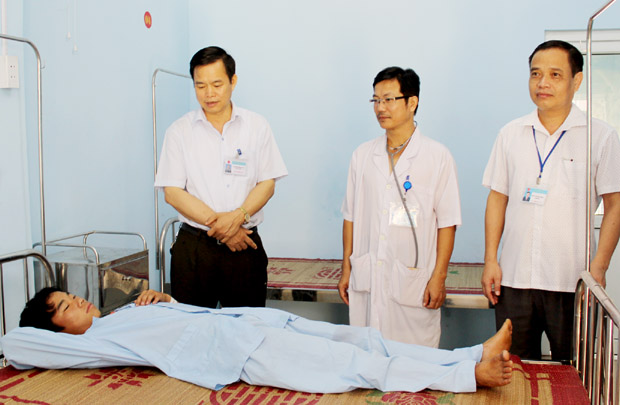 Đồng chí Nguyễn Đình Dích, Phó Giám đốc Sở Y tế thăm hỏi người bệnh đang điều trị tại Bệnh viện Đa khoa huyện Vị Xuyên.