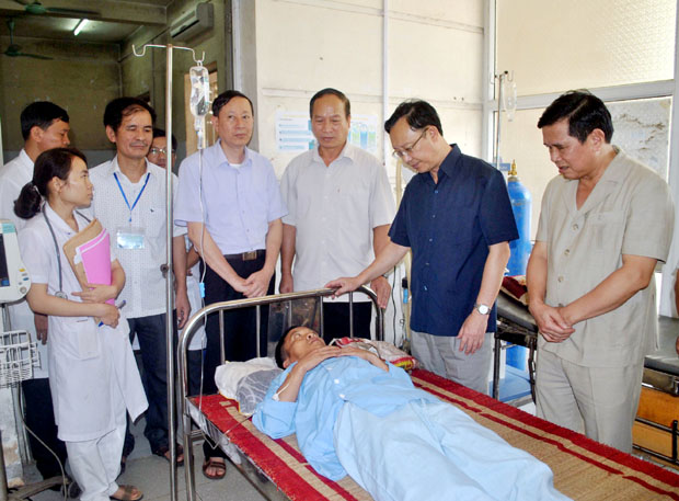Đồng chí Thào Hồng Sơn, Phó Bí thư Thường trực Tỉnh ủy, Chủ tịch HĐND tỉnh thăm hỏi, động viên các bệnh nhân đang nằm điều trị tại Bệnh viện Đa khoa huyện Vị Xuyên.
