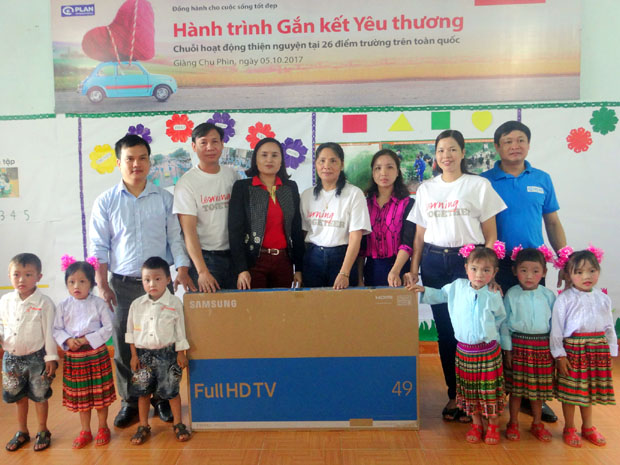 Đoàn thăm và tặng quà cho điểm trường Mầm non thôn Nia Do, xã Giàng Chu Phìn (Mèo Vạc).