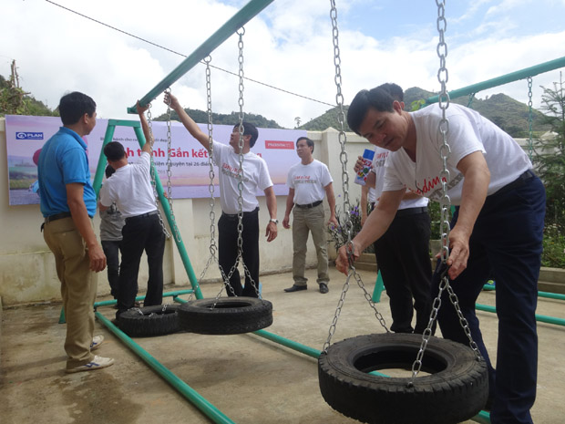 Các tình nguyện viên làm đồ chơi ngoài trời tại điểm trường Tiểu học thôn Hồng Ngài A, xã Sủng Thài (Yên Minh).