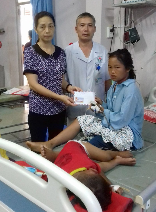 Chủ tịch Hội Chữ thập đỏ huyện Quang Bình thăm hỏi và hỗ trợ 2 triệu đồng cho gia đình chị Liêng.