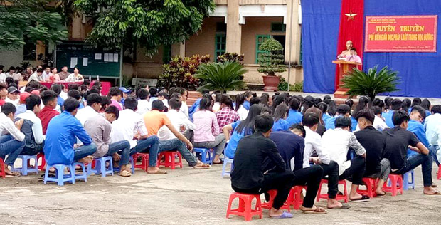 Một buổi tuyên tuyền PBGDPL tại xã Kim Thạch.