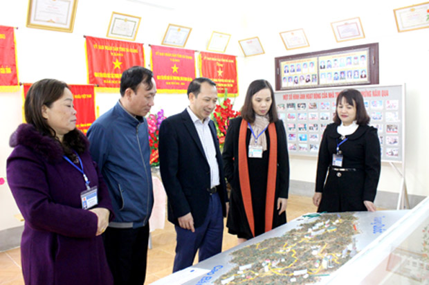 Đồng chí Trần Đức Quý, Phó Chủ tịch UBND tỉnh thăm mô hình tuyên truyền nâng cao nhận thức cộng đồng tại trường Phổ thông DTNT Mèo Vạc