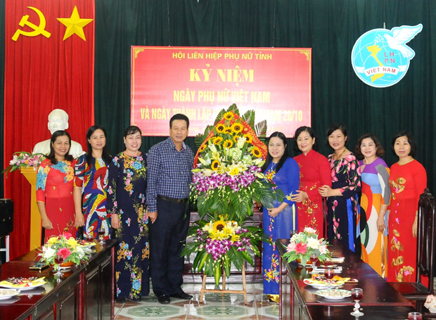 Chủ tịch UBND tỉnh Nguyễn Văn Sơn tặng hoa chúc mừng Hội Liên hiệp Phụ nữ tỉnh nhân ngày 20.10.