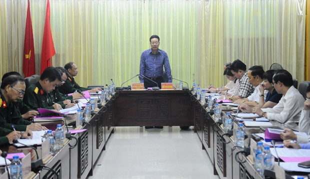 Chủ tịch UBND tỉnh Nguyễn Văn Sơn phát biểu tại buổi làm việc với Đảng ủy Bộ CHQS tỉnh.