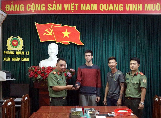 Anh Soulilisse RobinVictor Alphonese Claude vui mừng nhận lại tài sản tại Phòng quản lý xuất nhập cảnh.