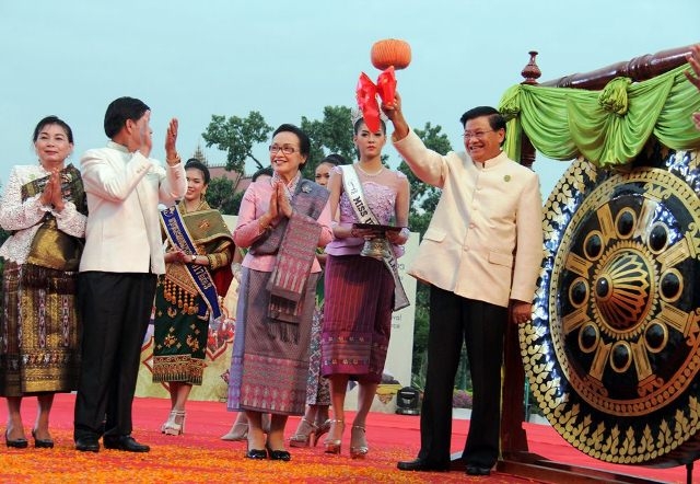 Thủ tướng Lào Thoong-lun Xi-xu-lít đánh trống khai mạc Năm du lịch Quốc gia Lào 2018.