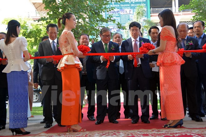 Cắt băng khánh thành Đài Phát thanh FM.