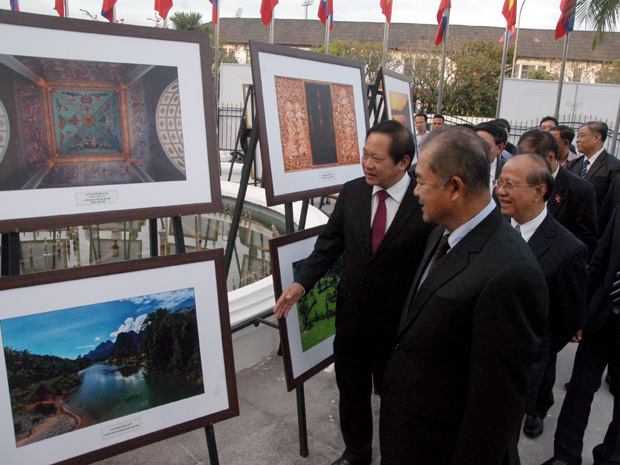 Các đồng chí lãnh đạo 2 nước tham quan triển lãm ảnh.