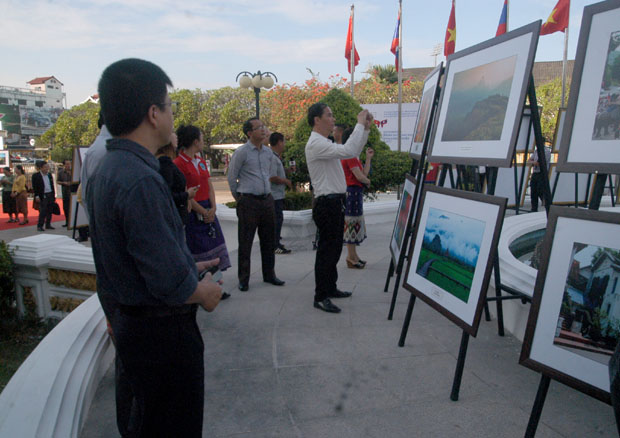 Các đại biểu tham quan triển lãm ảnh.