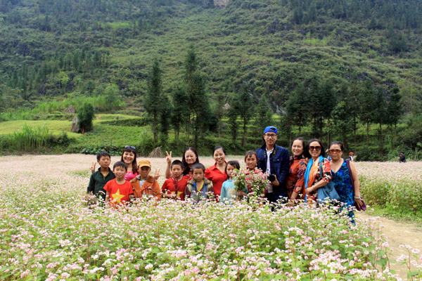 Rất đông du khách chụp ảnh lưu niệm tại xã Phố Cáo