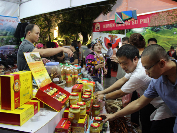 Mật ong Bạc hà - một sản phẩm được đông đảo du khách quan tâm tại không gian văn hóa, giới thiệu sản phẩm du lịch Hà Giang.