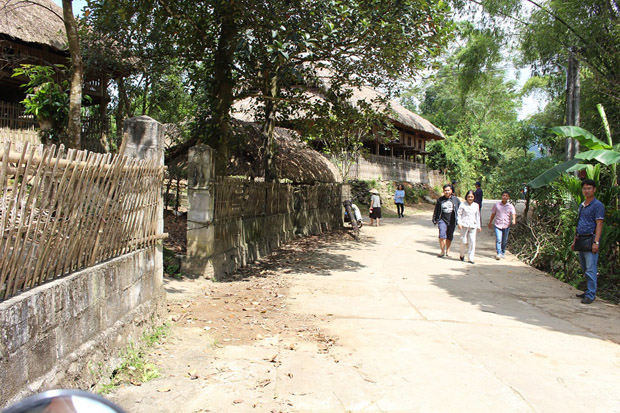 Du khách tham quan và nghỉ dưỡng tại thôn Đại Thành.