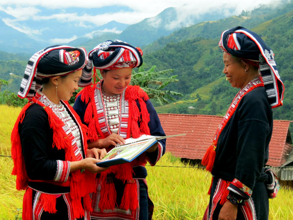 Cán bộ dân số xã Hồ Thầu tuyên truyền về công tác DS - KHHGĐ. 