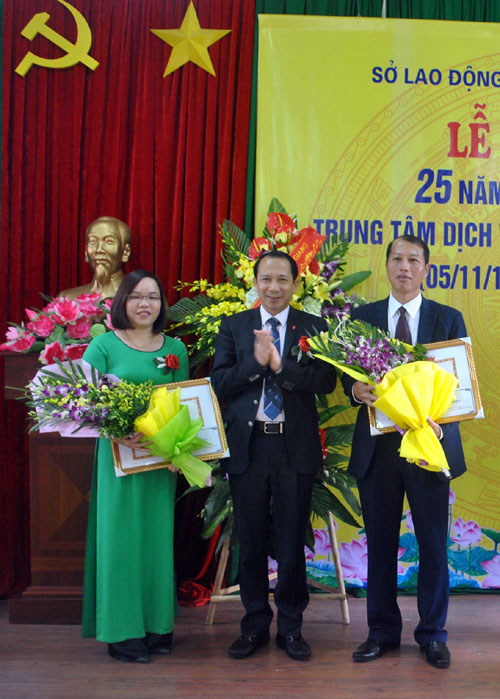 Đồng chí Trần Đức Quý, Tỉnh ủy viên, Phó Chủ tịch UBND tỉnh tặng Bằng khen của Bộ LĐ - TBXH cho các cá nhân có thành tích xuất sắc trong công tác dịch vụ việc làm.