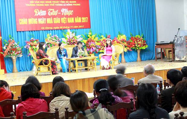 Các nhà văn, nhà thơ của tỉnh giao lưu với các em học sinh trường THPT Lê Hồng Phong.