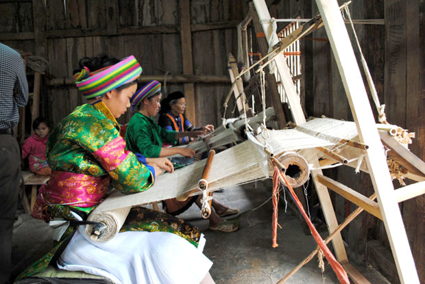 Dệt lanh ở HTX lanh Lùng Tám (Quản Bạ) 