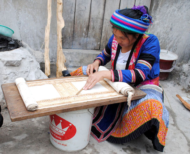 Vẽ hoa văn sáp ong lên vải lanh 