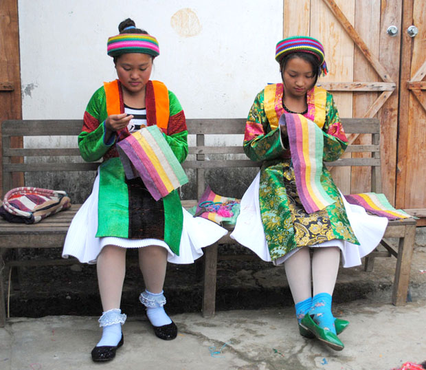 Các thiếu nữ người Mông khâu vải lanh làm sản phẩm 