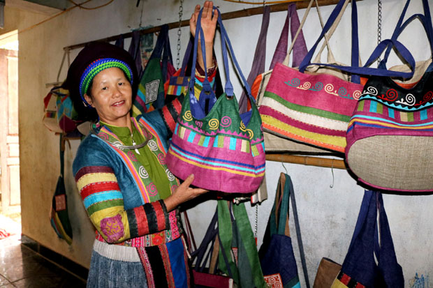 Chị Vàng Thị Mai, Giám đốc HTX lanh Lùng Tám (Quản Bạ) giới thiệu sản phẩm lanh 