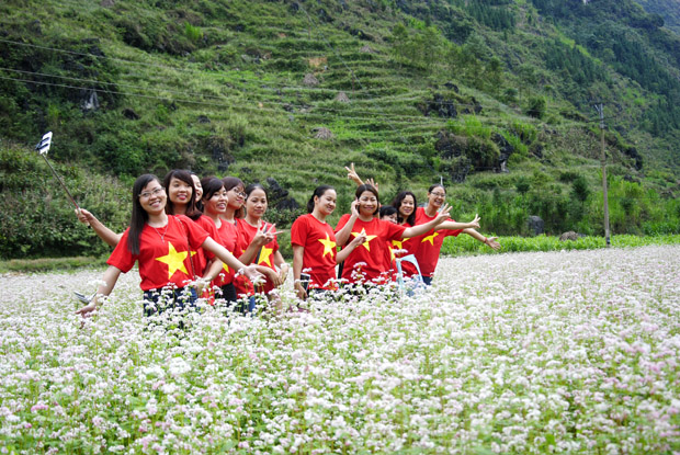 Du khách thích thú chụp ảnh trên cánh đồng hoa Tam giác mạch ở xã Phố Cáo (Đồng Văn).