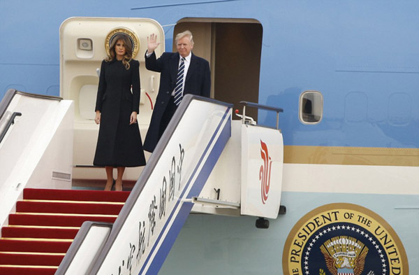 Chuyên cơ chở Tổng thống Mỹ Donald Trump và phu nhân Melania đã hạ cánh xuống sân bay Bắc Kinh đầu giờ chiều 8/11 (theo giờ địa phương). Ảnh: AP.