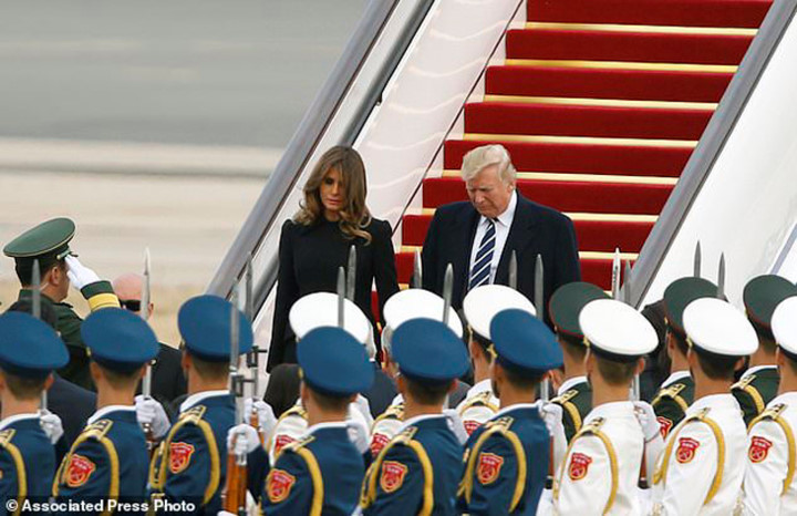 Trung Quốc là điểm dừng chân thứ ba của ông Trump trong chuyến công du dài nhất kể từ khi nhậm chức. Tổng thống Trump giơ tay chào trong lúc cùng phu nhân Melania bước xuống máy bay. Ảnh: AFP/Getty.