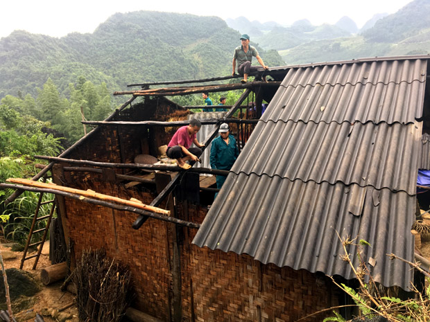 Lực lượng “4 tại chỗ” và người dân xã Tát Ngà giúp dân lợp lại mái nhà bị tốc mái do gió lốc.