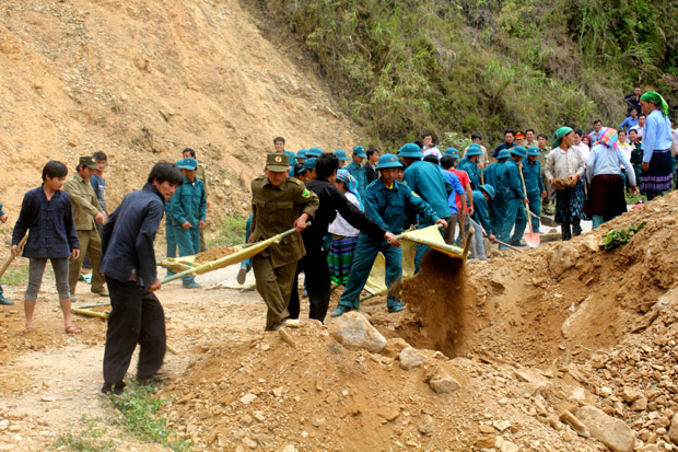 Các lực lượng tại chỗ xã Niêm Tòng chủ động khắc phục tình trạng sạt lở đất, đảm bảo giao thông trên địa bàn.