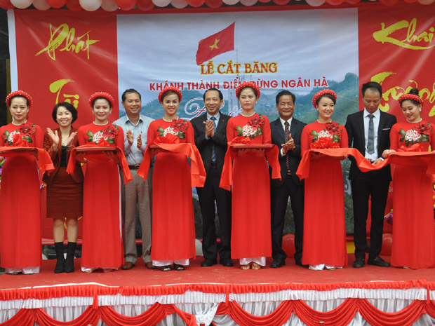 Phó Chủ tịch UBND tỉnh Trần Đức Quý và các đại biểu cắt băng khánh thành Điểm dừng chân giới thiệu sản phẩm du lịch.
