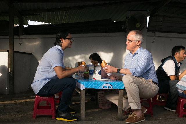 Thủ tướng Úc Malcolm Turnbull và đầu bếp Luke Nguyễn ăn bánh mì lề đường tại Đà Nẵng sáng 10-11 - Ảnh: Facebook Australia in Vietnam