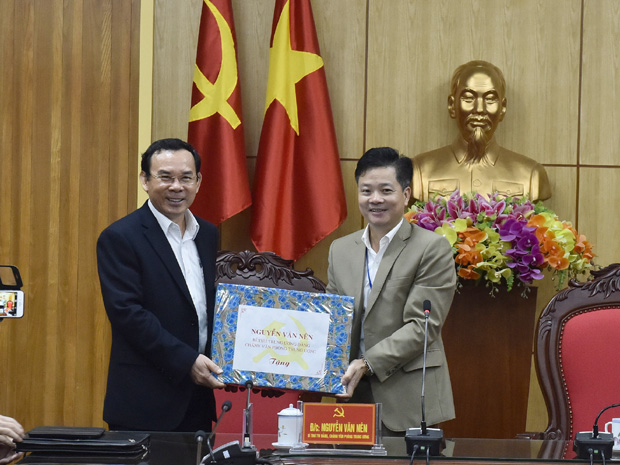 Đồng chí Nguyễn Văn Nên, Bí thư T.Ư Đảng, Chánh Văn phòng T.Ư Đảng tặng bức ảnh Bác Hồ với các dân tộc Hà Giang cho Văn phòng Tỉnh ủy.