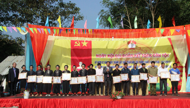 Lãnh đạo xã Cốc Rế tặng Giấy khen cho các gia đình tiêu biểu trong phong trào xây dựng đời sống văn hóa khu dân cư năm 2017.