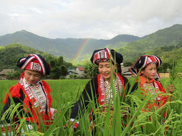  Nét đẹp dịu dàng, thân thiện của phụ nữ Dao đỏ Làng Văn hóa du lịch cộng đồng thôn Quảng Hạ (xã Quảng Nguyên). 			Ảnh: VĂN LONG